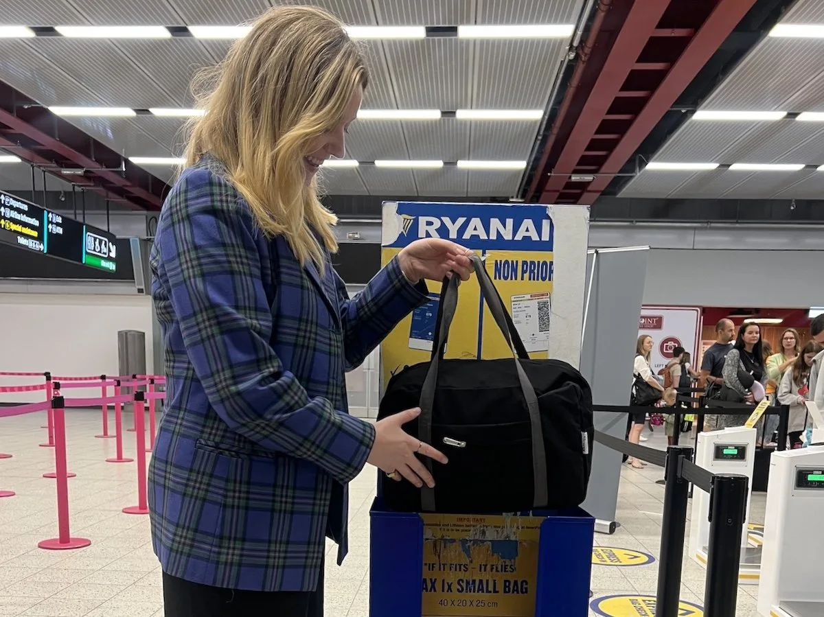 Personal item size ryanair on sale